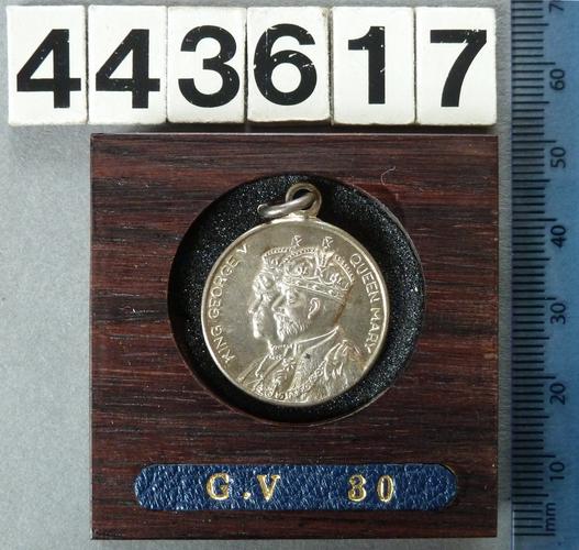 Medal commemorating the Silver Jubilee of George V and Queen Mary