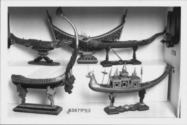 Arched harp (saùng-gauk) Arched harp (saùng-gauk)
