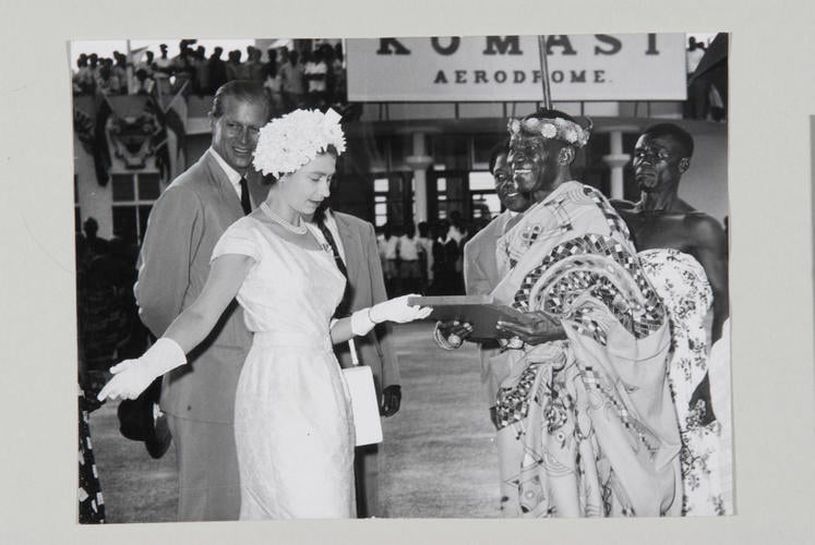 Queen's gift to Ashanti Chief. [Royal visit to Ghana, 1961]