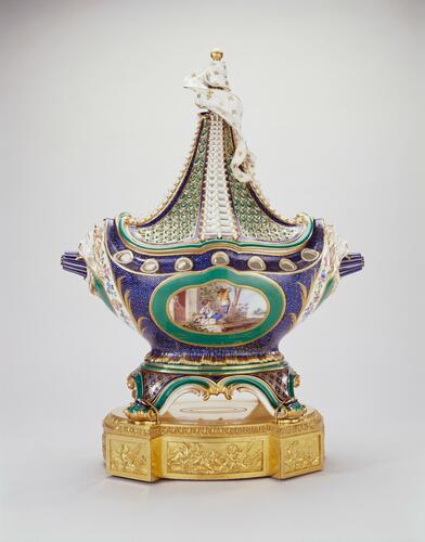 Pot-pourri vase and cover (pot-pourri à vaisseau or pot-pourri en navire) Pot-pourri vase and cover (pot-pourri à vaisseau or pot-pourri en navire)