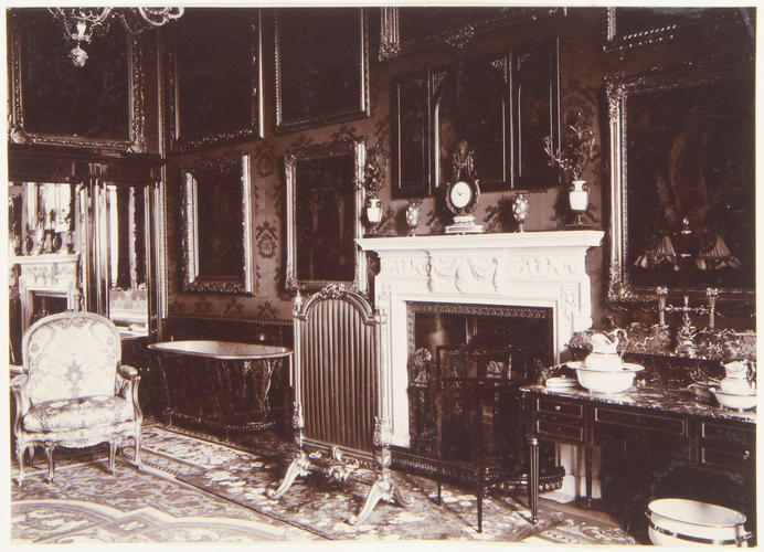 Queen's Closet, 1903