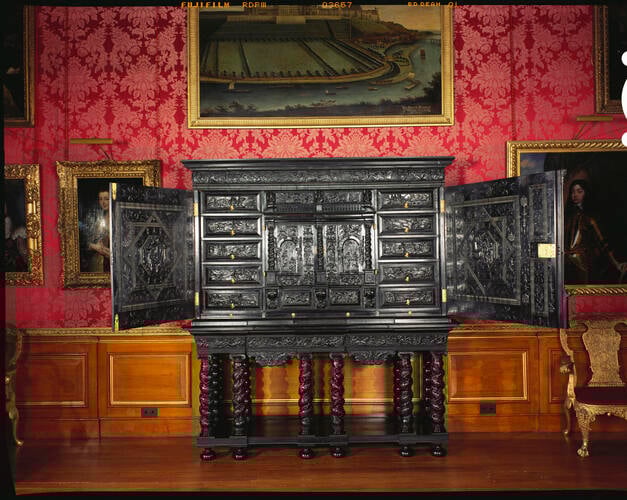 Cabinet-on-stand Cabinet-on-stand