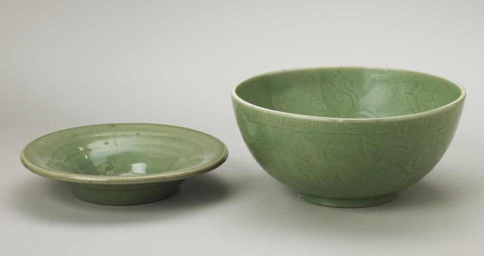 Bowl and cover with mounts