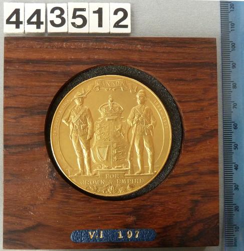 Medal commemorating the visit of the Duke and Duchess of Cornwall to Canada