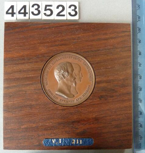 Medal commemorating the visits of Napoleon III to England and Queen Victoria to France Medal commemorating the visits of Napoleon III to England and Queen Victoria to France