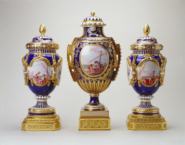 Vase à panneaux or vase à perles and vase ferré Vase à panneaux or vase à perles and vase ferré