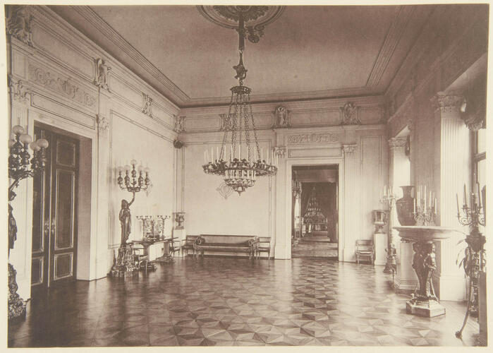 Balkon-Saal [Balcony Room, Ein Kaiserheim]