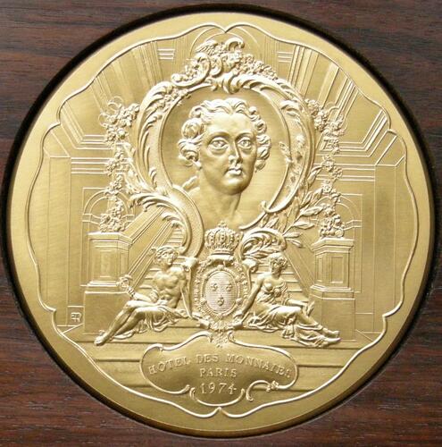 France. Medal commemorating an exhibition of Sèvres porcelain at the Hôtel de la Monnaie Paris, 1974 France. Medal commemorating an exhibition of Sèvres porcelain at the Hôtel de la Monnaie Paris, 1974