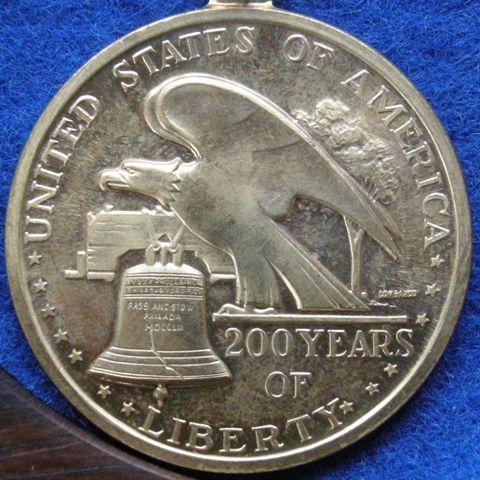 U. S. A. Gilt medal and necklace with a 30 cm chain commemorating the Bicentenary of Independence, 1976 U. S. A. Gilt medal and necklace with a 30 cm chain commemorating the Bicentenary of Independence, 1976