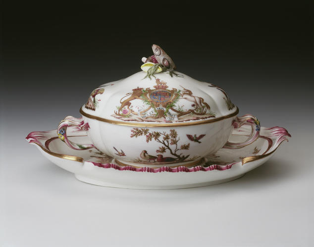 Master: Broth basin, cover and oval stand
Item: Cover Master: Broth basin, cover and oval stand
Item: Cover