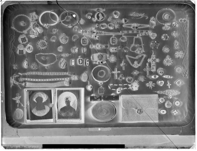 Glass plate negative of bibelots from the Queen's Sitting Room, February 1935 Glass plate negative of bibelots from the Queen's Sitting Room, February 1935