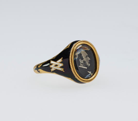 Mourning ring with a microphotograph of Prince Albert (1819-61)