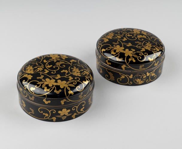 Pair of round boxes and covers