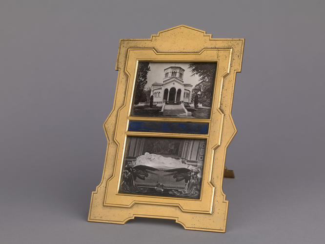 Photograph frame featuring photographs of the Frogmore Mausoleum Photograph frame featuring photographs of the Frogmore Mausoleum
