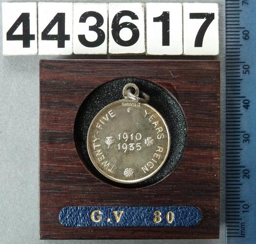 Medal commemorating the Silver Jubilee of George V and Queen Mary