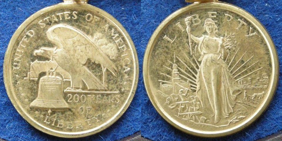 U. S. A. Gilt medal on a 16 cm chain commemorating the Bicentenary of Independence, 1976 U. S. A. Gilt medal on a 16 cm chain commemorating the Bicentenary of Independence, 1976