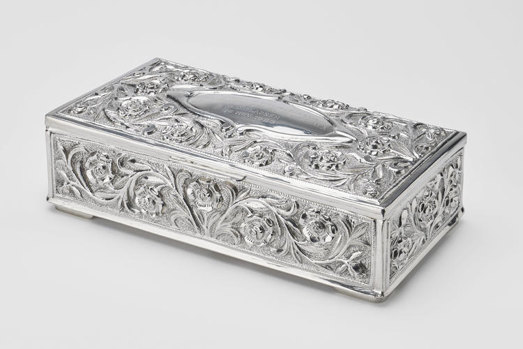 Master: Pair of bracelets in a silver box Master: Pair of bracelets in a silver box