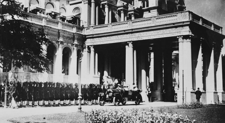 Edward, Prince of Wales at Baroda (now Vadodara): Edward, Prince of Wales. Royal Tour of India, 1921-1922