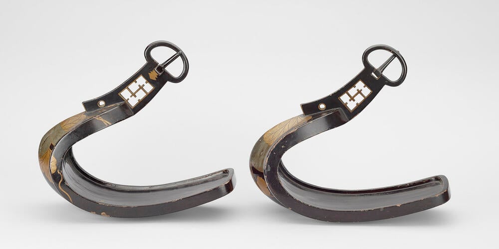 Pair of stirrups (abumi)