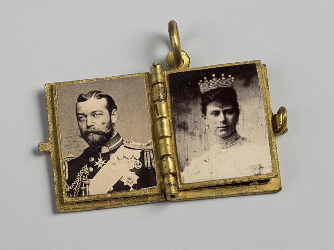Master: Enamelled 'The Royal Souvenir' Photograph Album. [Queen Mary's Doll's House]
Item: Enamelled 'Royal Souvenir'Photograph Album. [Queen Mary's Doll's House]