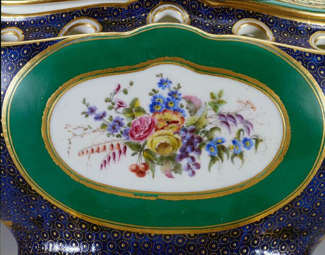 Pot-pourri vase and cover (pot-pourri à vaisseau or pot-pourri en navire) Pot-pourri vase and cover (pot-pourri à vaisseau or pot-pourri en navire)