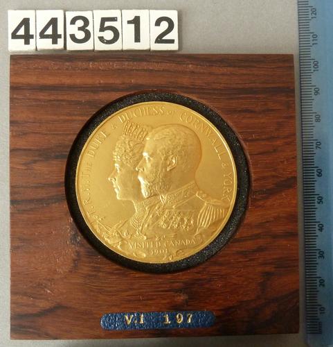 Medal commemorating the visit of the Duke and Duchess of Cornwall to Canada