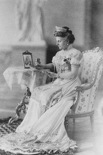 Portrait photograph of Princess Elisabeth of Anhalt, Grand Duchess of Mecklenburg-Strelitz (1857-1933), 1912