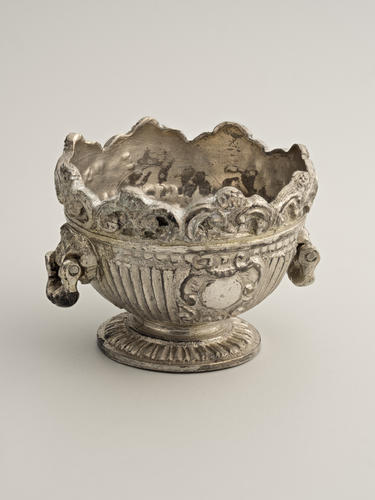 Master: Set of rose bowls and roses Master: Set of rose bowls and roses