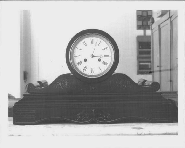 Mantel clock