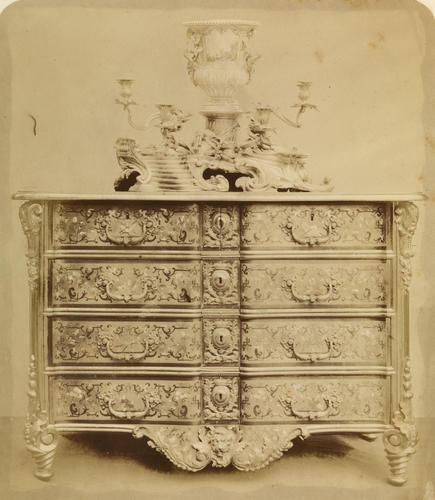 Set of drawers and epergne Set of drawers and epergne