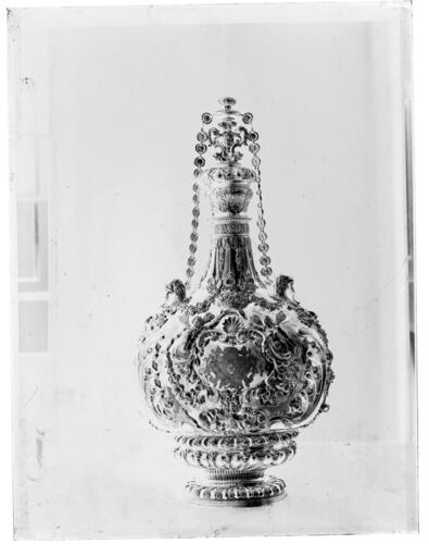 Negative of a silver-gilt cistern Negative of a silver-gilt cistern