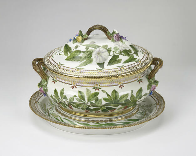 Master: Set of tureens with covers and stands
Item: Convolvulus sepium