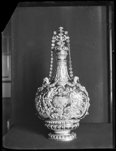 Negative of a silver-gilt cistern Negative of a silver-gilt cistern