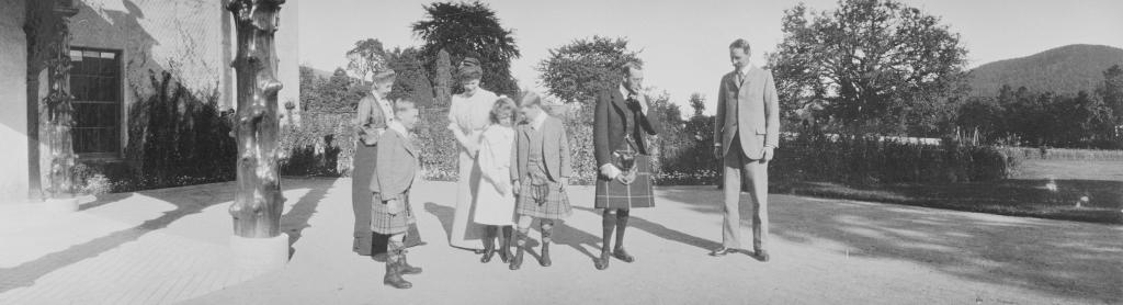 Group photograph taken at Abergeldie, 1906