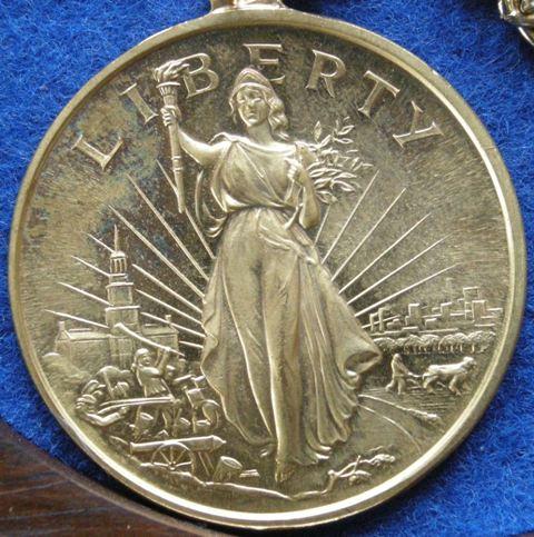 U. S. A. Gilt medal and necklace with a 30 cm chain commemorating the Bicentenary of Independence, 1976 U. S. A. Gilt medal and necklace with a 30 cm chain commemorating the Bicentenary of Independence, 1976