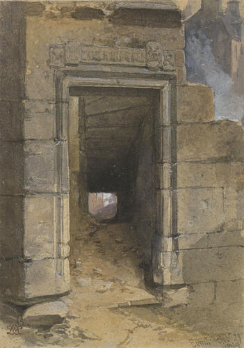 Edinburgh: stone doorway of a ruined house
