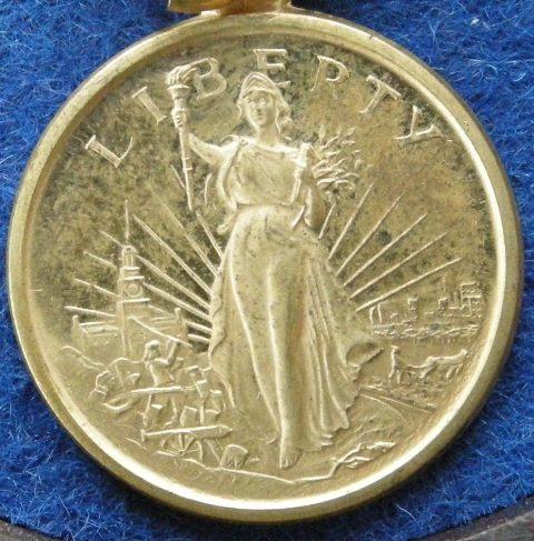 U. S. A. Gilt medal on a 16 cm chain commemorating the Bicentenary of Independence, 1976 U. S. A. Gilt medal on a 16 cm chain commemorating the Bicentenary of Independence, 1976