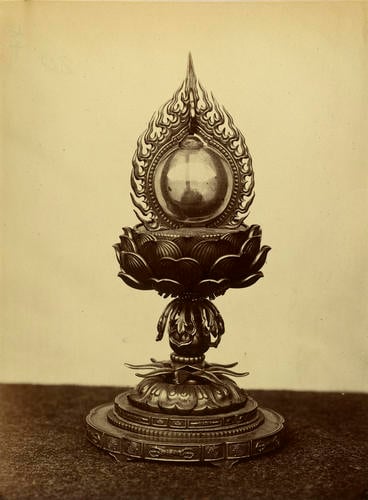 Wish-granting jewel-shaped reliquary