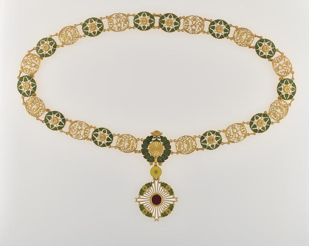 Master: Insignia of the Order of the Chrysanthemum (Japan). George V's collar and collar badge
Item: Order of the Chrysanthemum (Japan). George VI's collar and collar badge
