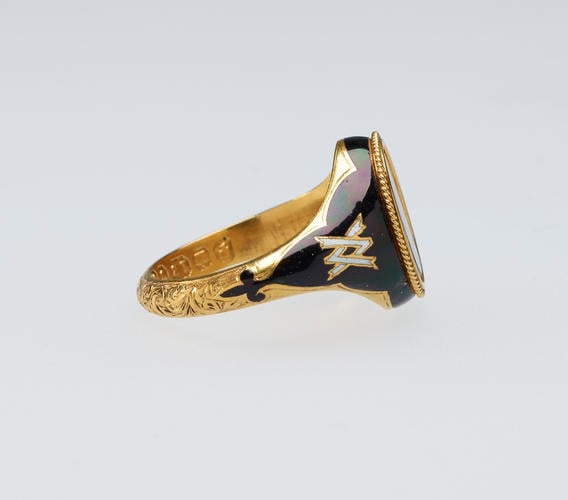 Mourning ring with a microphotograph of Prince Albert (1819-61) Mourning ring with a microphotograph of Prince Albert (1819-61)