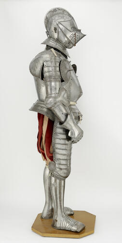 Parts of a field garniture of Duke Julius of Brunswick-Wolfenbüttel with associated helmet, gauntlets, greaves and sabatons