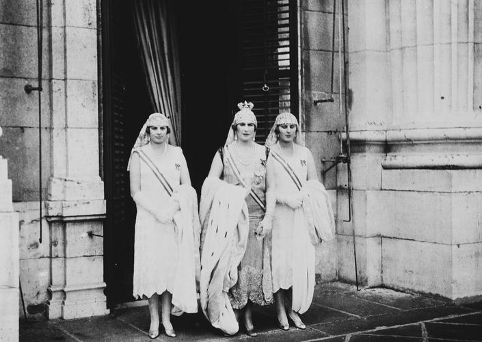 Queen Victoria Eugenia of Spain with her daughters Infanta Maria Christina and Infanta Beatriz