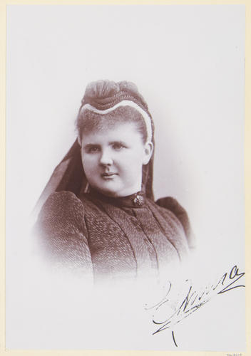 Her Majesty, the Queen Regent of Holland. [Album: Photographic Portraits vol. 7/65 1892-1898]