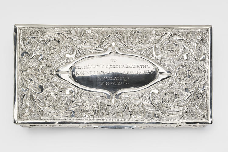 Master: Pair of bracelets in a silver box Master: Pair of bracelets in a silver box