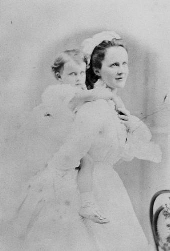 Queen Elisabeth of Romania and her daughter Princess Maria