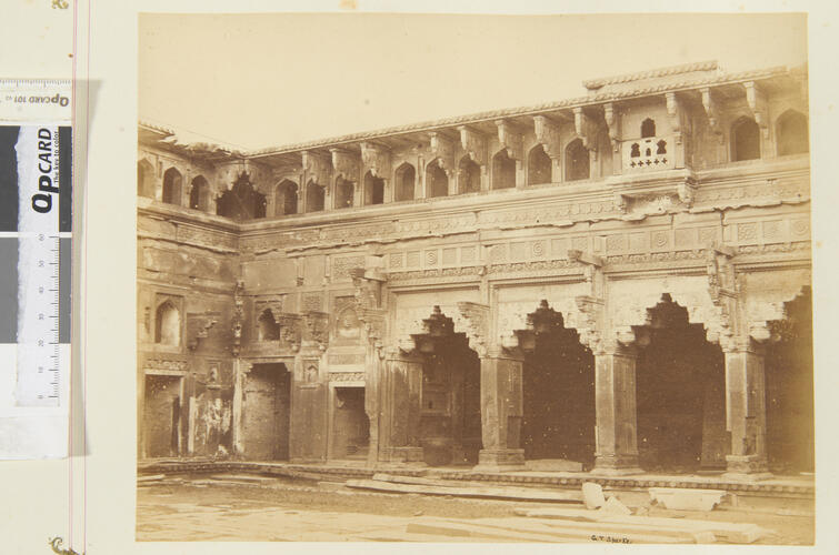 Facade in Jehangeer Mahal, Agra Facade in Jehangeer Mahal, Agra