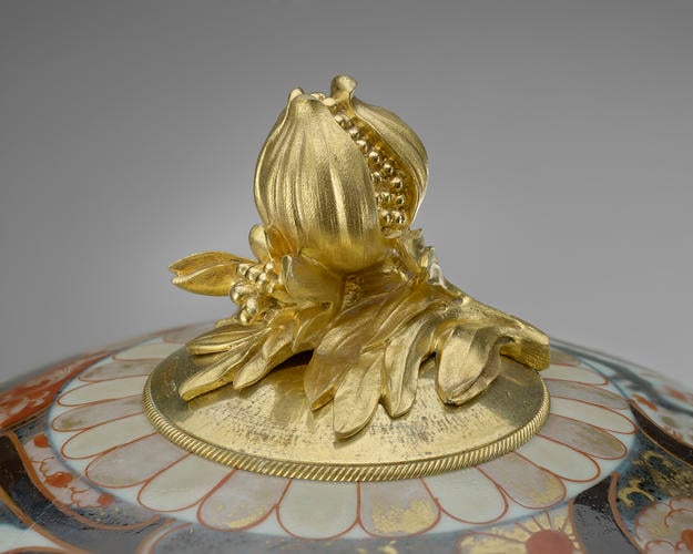 Bowl and cover mounted as a pot-pourri Bowl and cover mounted as a pot-pourri