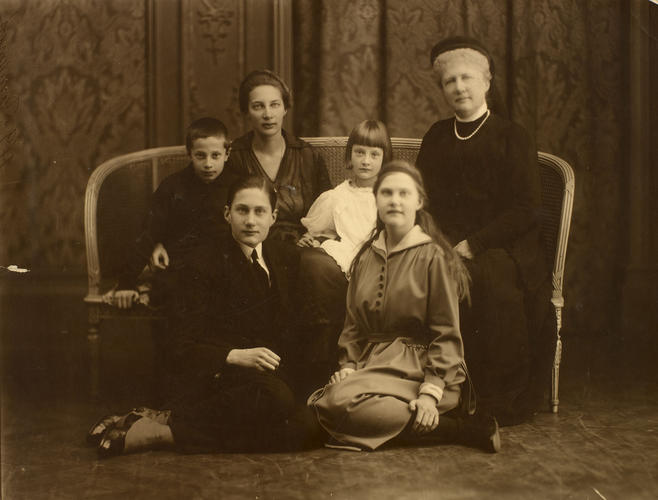 Grand Duchess Elisabeth Mavrikievna with her children and grandchildren