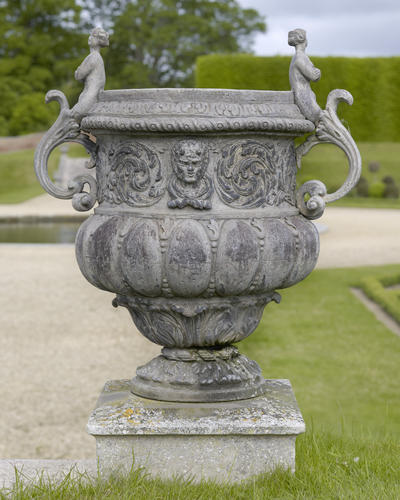 Garden urn